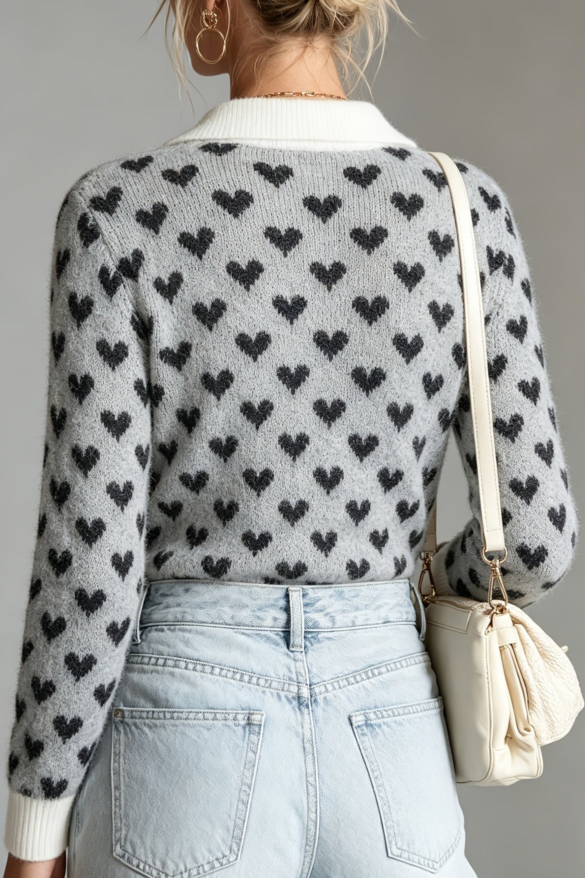 Hellgrauer Damenpullover mit gestricktem Jacquard-Herzmuster und klassischem Kragen
