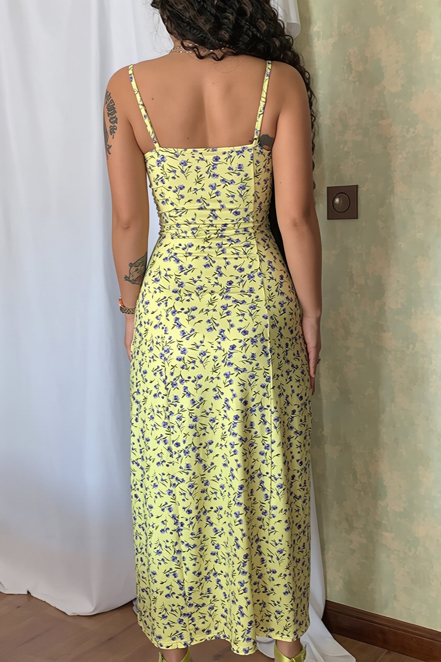 Maxikleid mit Blumenprint und Schlitz in stilvoller Studioaufnahme