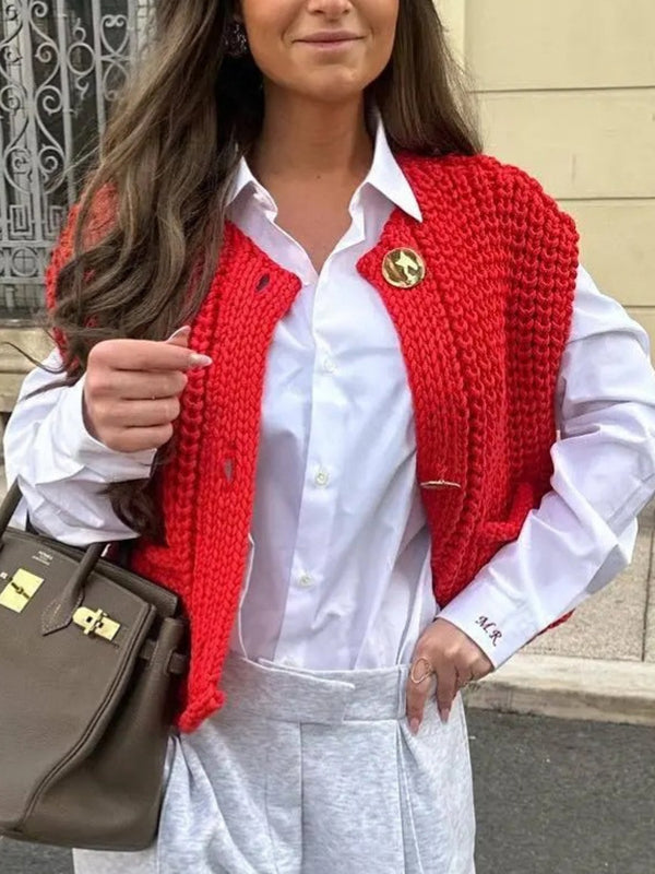 Detailaufnahme der Knopfleiste an der ärmellosen Damen Strickweste