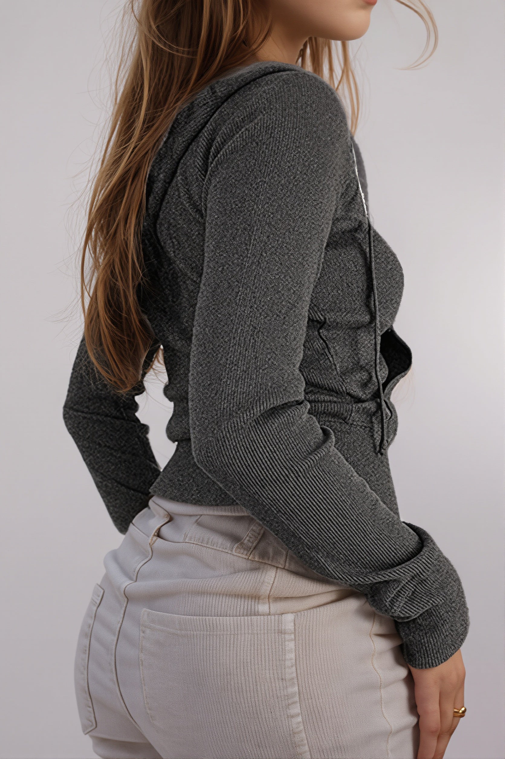 Rückansicht eines gerippten Damen Crop Tops mit Kapuze und schmalem Schnitt