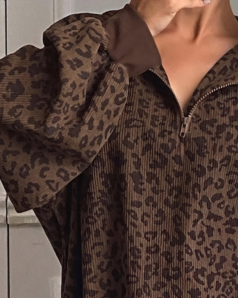 Langarm-Sweatshirt mit Leopardenmuster in einer seitlichen Ansicht