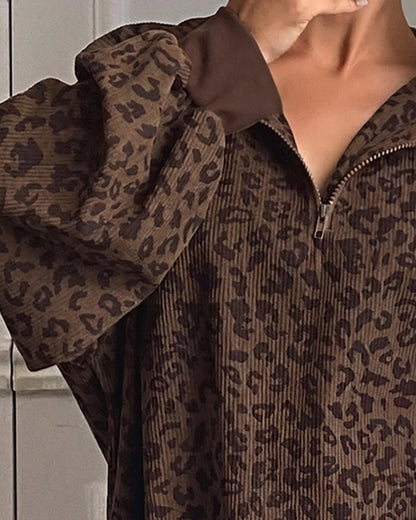 Langarm-Sweatshirt mit Leopardenmuster in einer seitlichen Ansicht