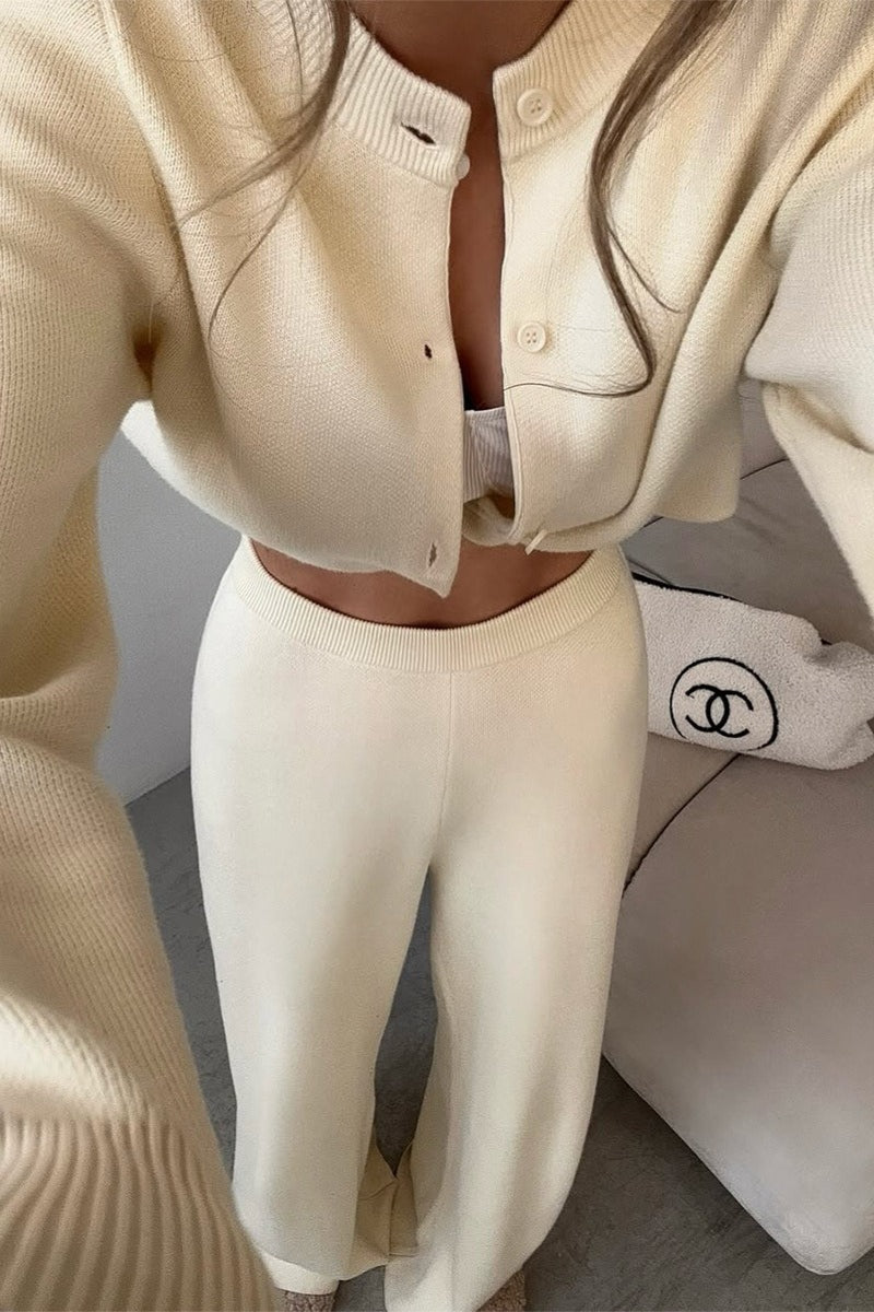 Damenmode mit lockerem Cardigan und weiter geschnittener Hose