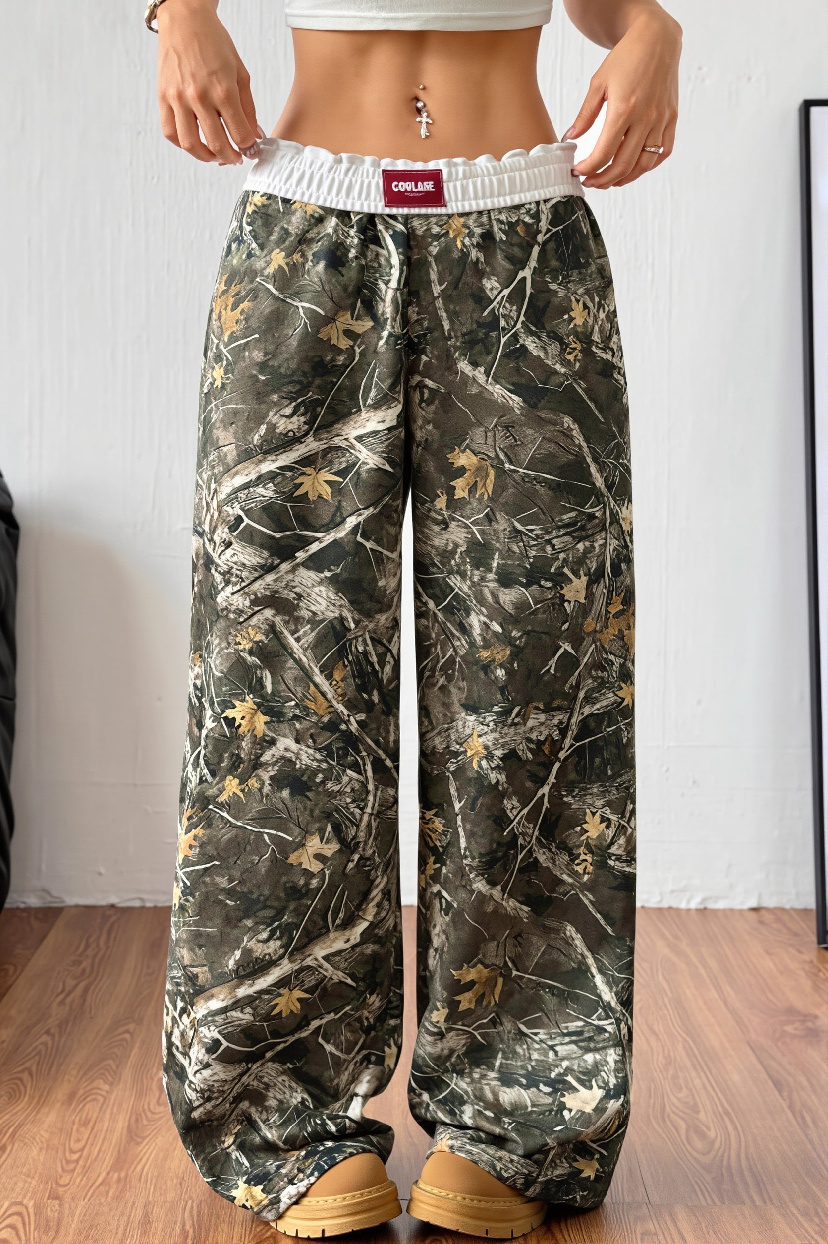 Detailansicht des Print- und Colorblock-Musters der Damenhose