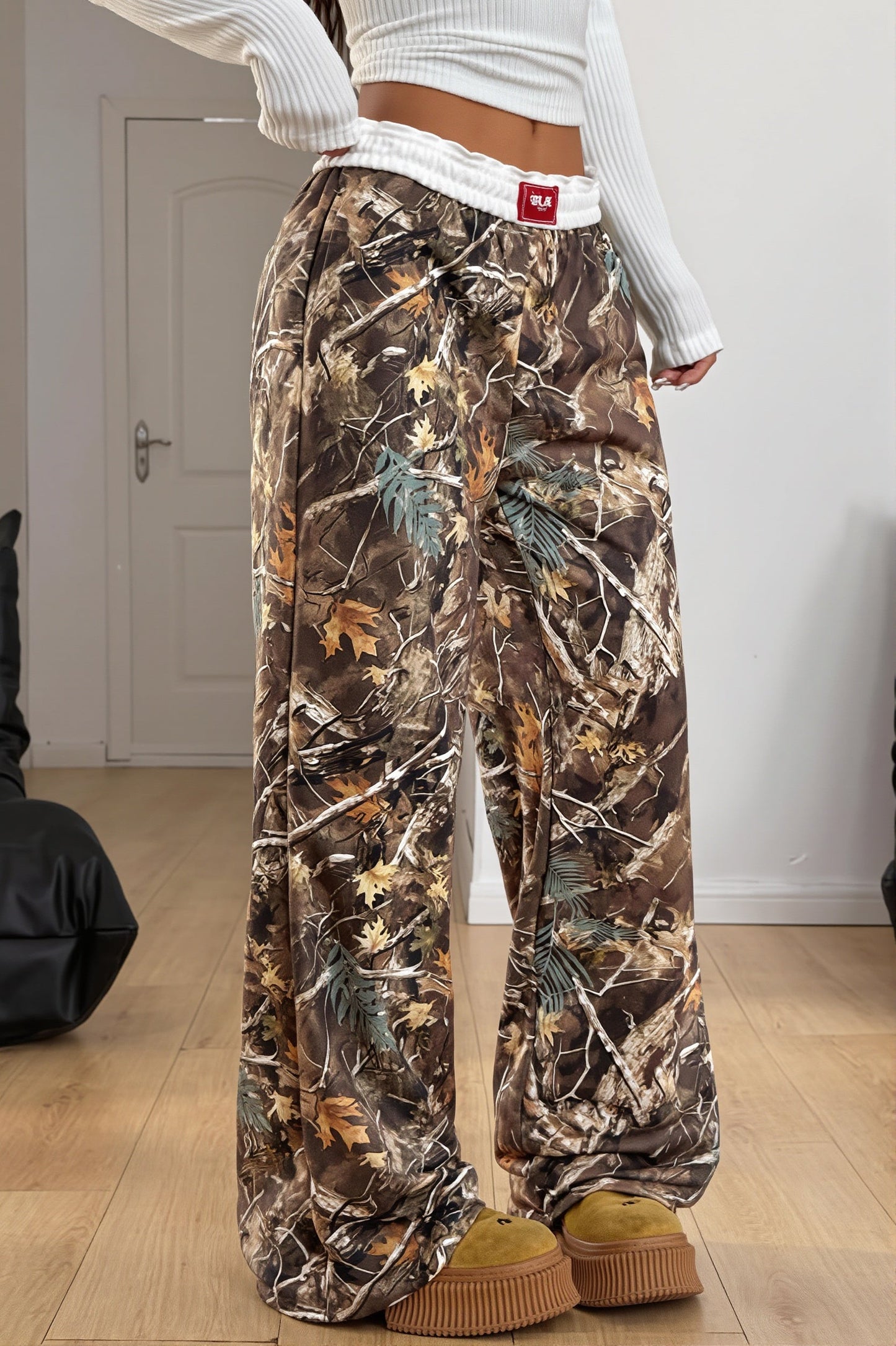 Damen weite High-Waist-Hose mit Print und weitem Bein in Seitenansicht
