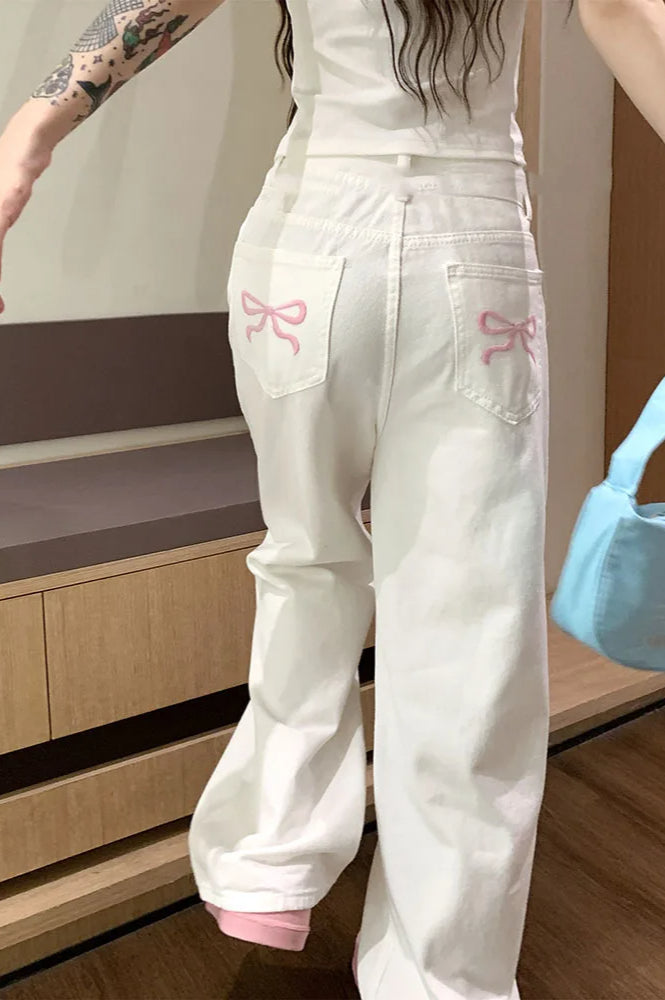 Rosa Jeans mit Wide Leg Schnitt und dekorativer Stickerei