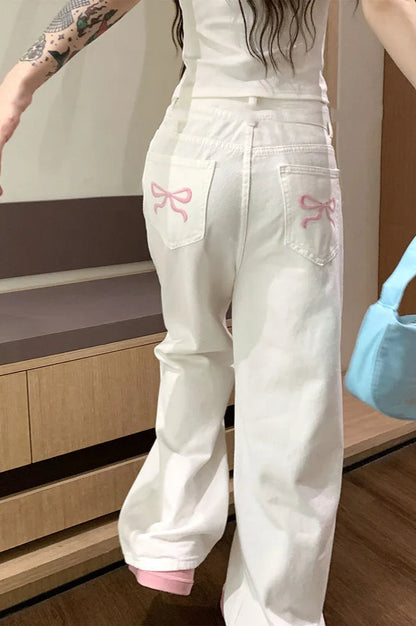 Rosa Jeans mit Wide Leg Schnitt und dekorativer Stickerei