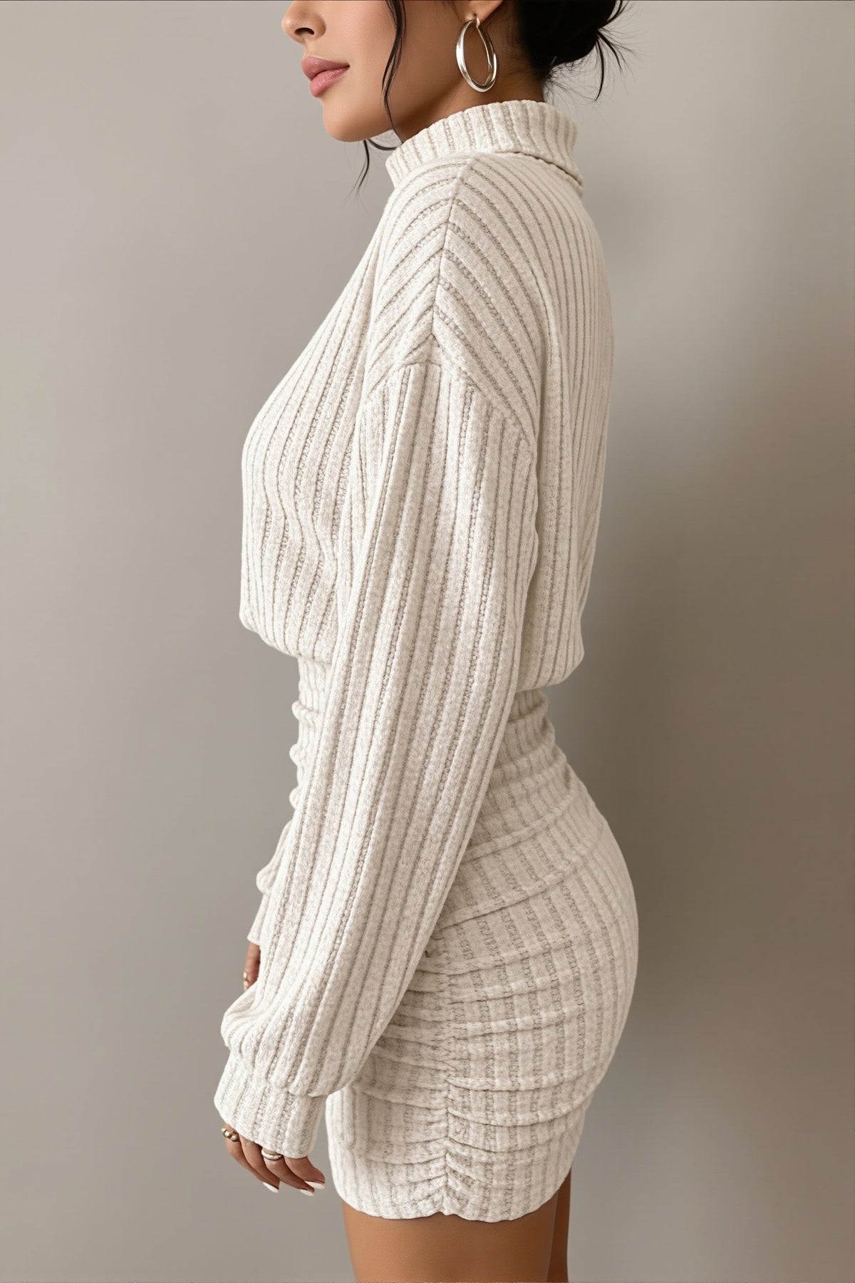 Rollkragen des Damen-Strickkleids im Detail