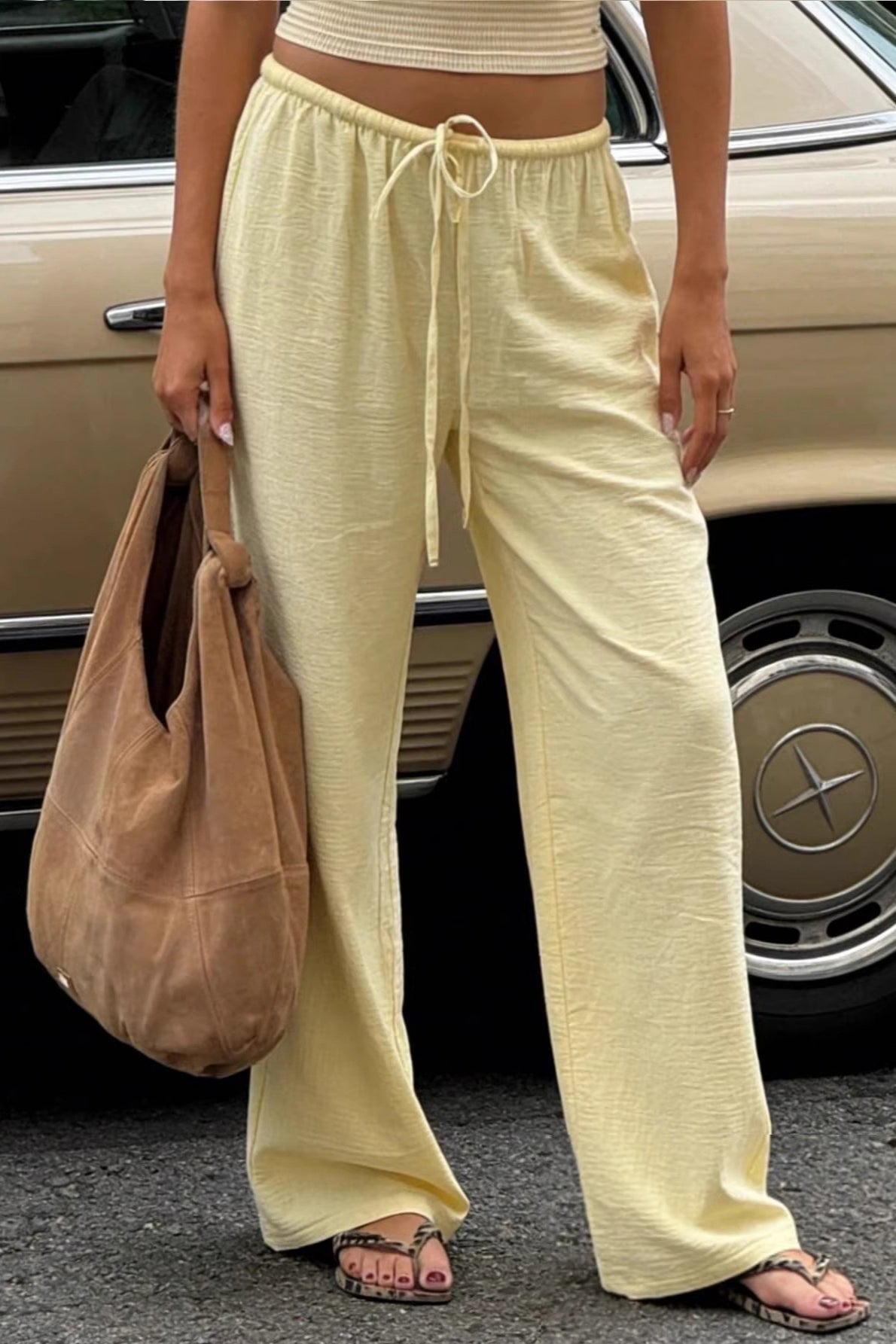 Damen Wide Leg Hose in lässiger Passform von der Seite