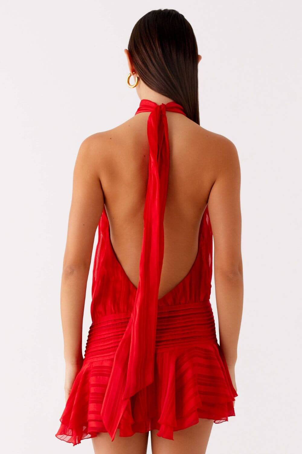 Satin-Kleid mit gerafftem Ausschnitt und kurzen Rüschenärmeln