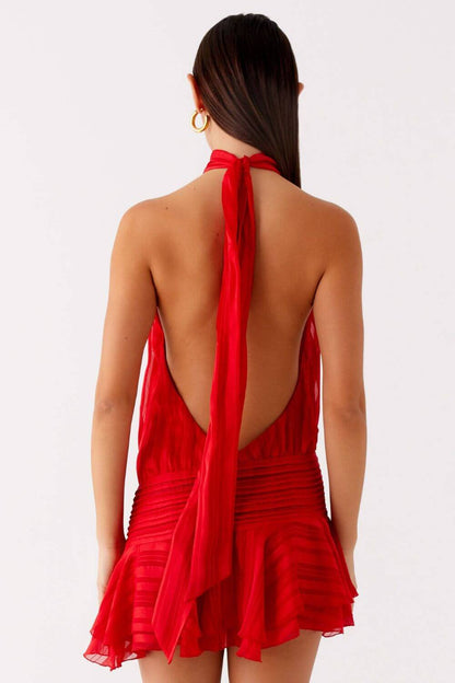Satin-Kleid mit gerafftem Ausschnitt und kurzen Rüschenärmeln