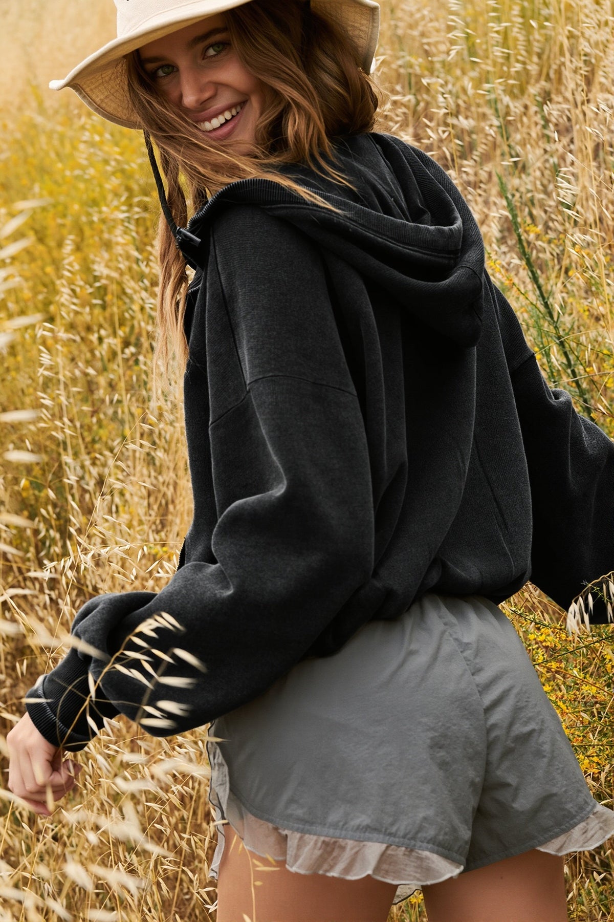 Nahaufnahme des Stoffes und der Verarbeitung am Hoodie