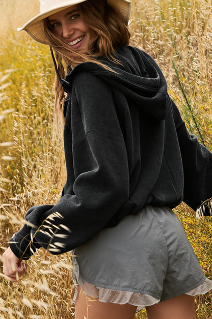 Nahaufnahme des Stoffes und der Verarbeitung am Hoodie