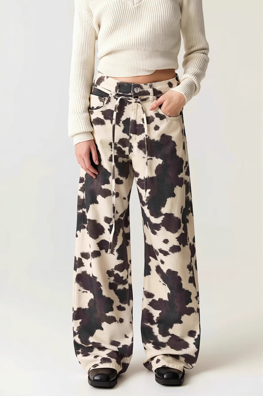 Damen Straight Leg Jeans mit Kuhprint und hohem Bund in Vorderansicht