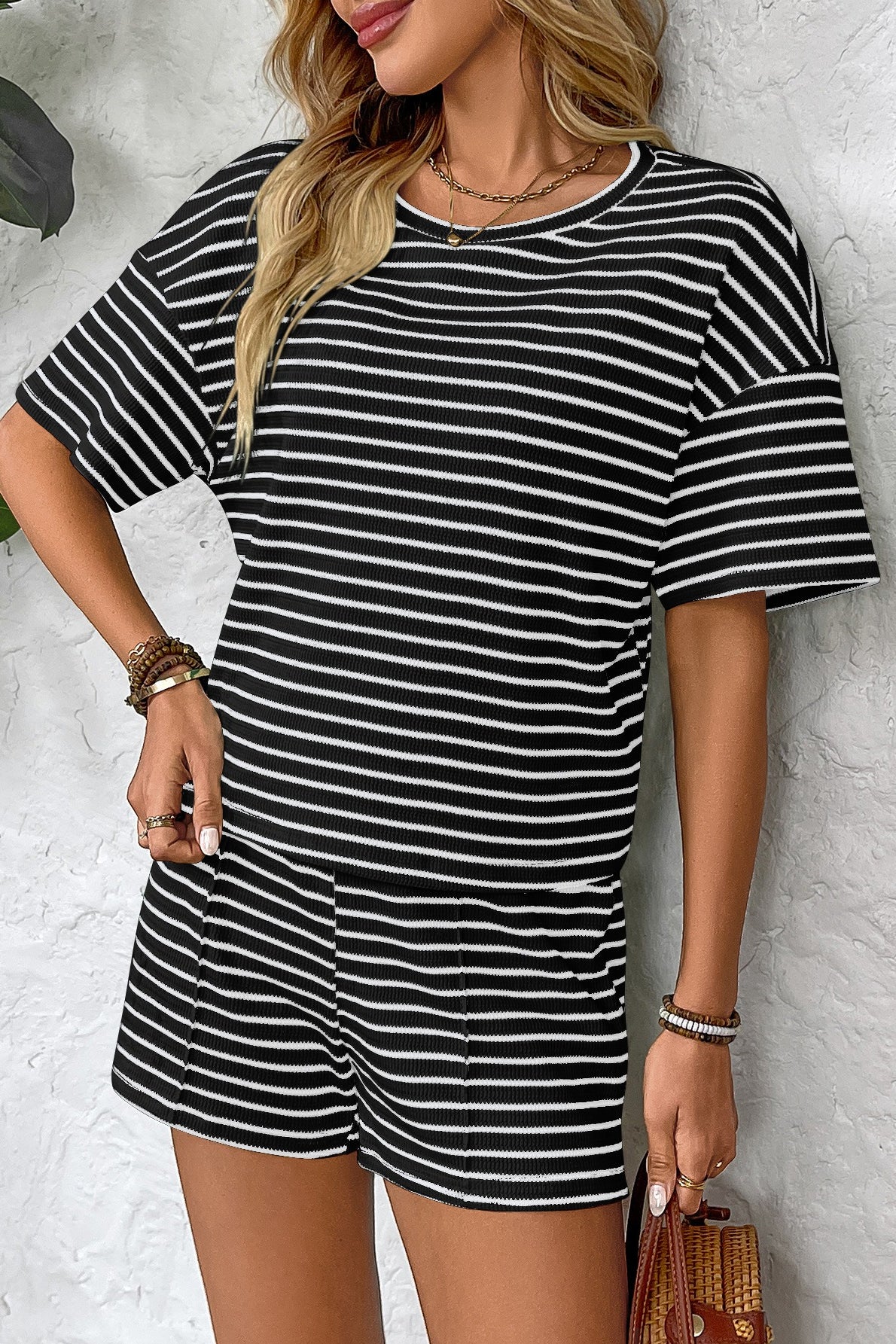 Seitenansicht vom Damen Strick-Shorts-Set mit Streifen und elastischer Passform