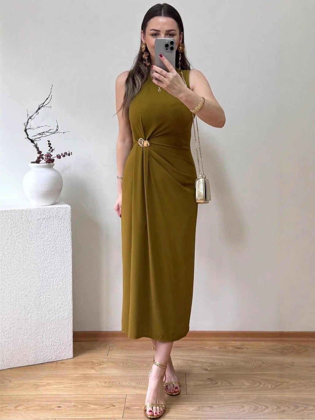 Ärmelloses Maxikleid aus Poly-Mischgewebe mit Schlitz in Oliv