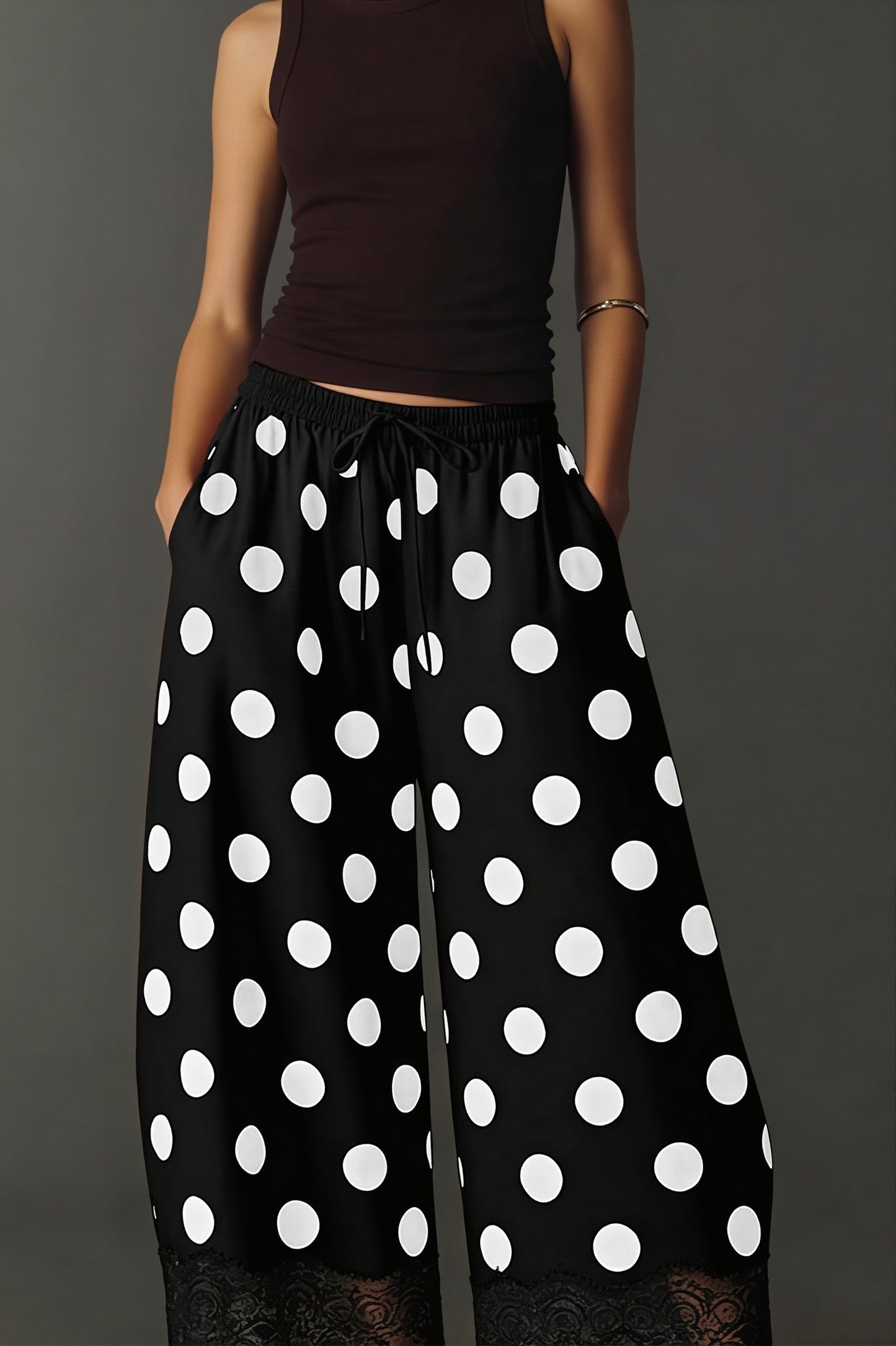 Damenhose mit weitem Bein und Punktmuster als bequemer Alltagslook