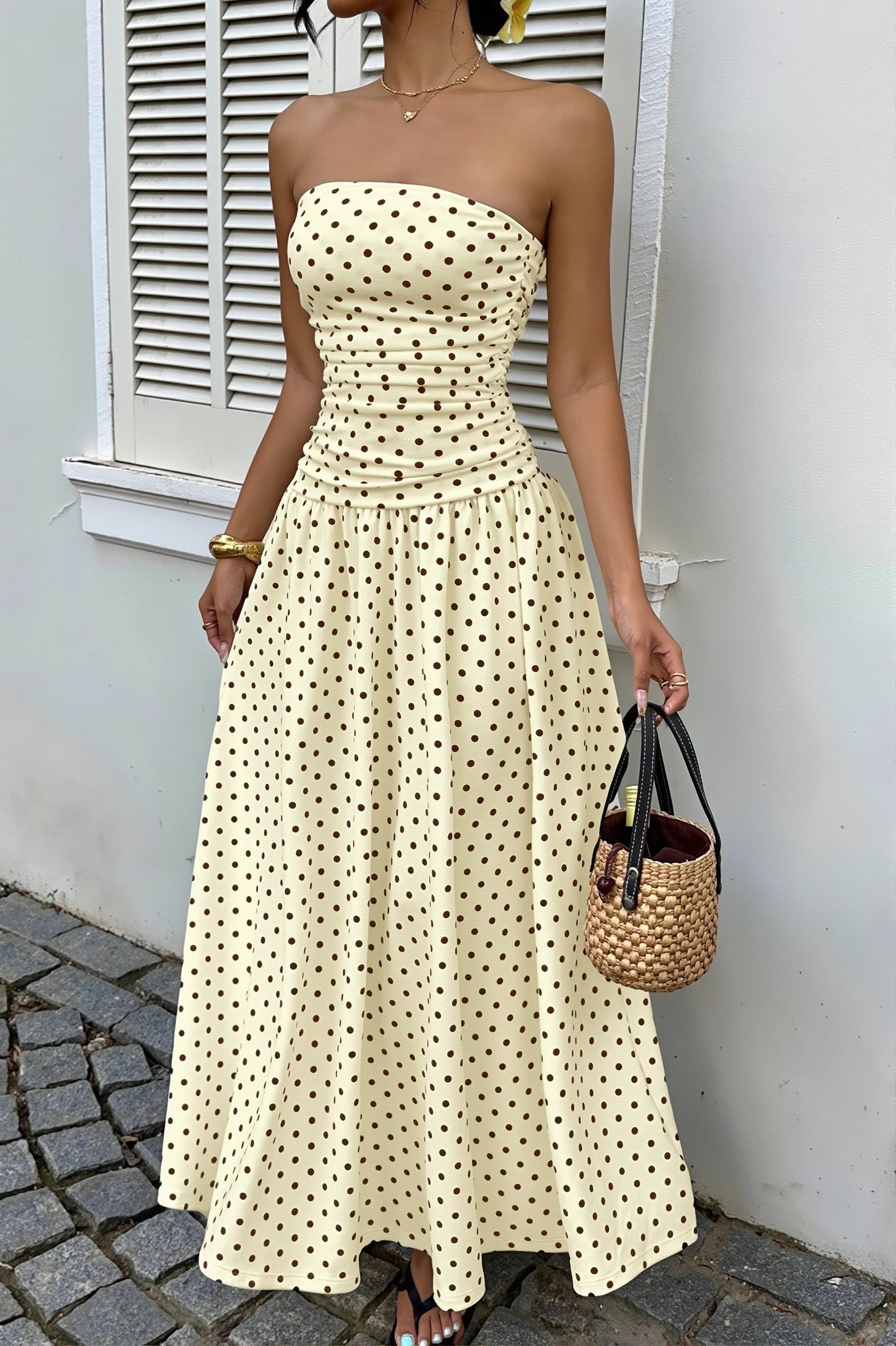 Figurbetontes Damenkleid mit Punkten und langem Rock in Rückansicht