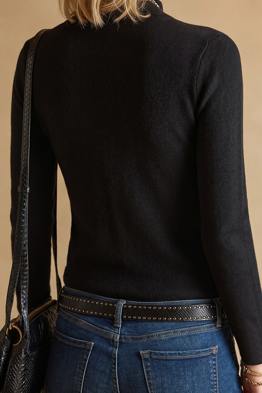 Damenstrickpullover mit hohem Stehkragen und feiner Strickstruktur