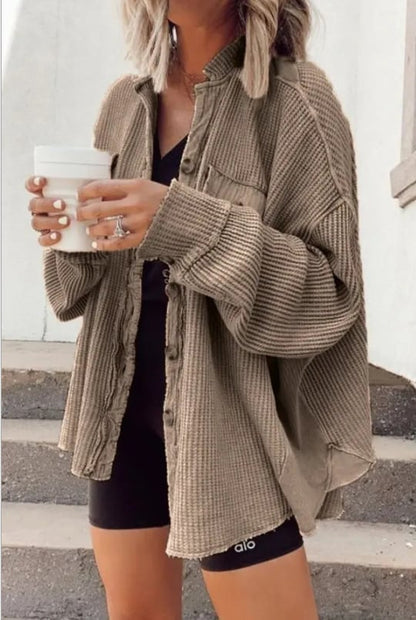 Seitliche Ansicht der Damen-Hemdjacke mit asymmetrischem Saum