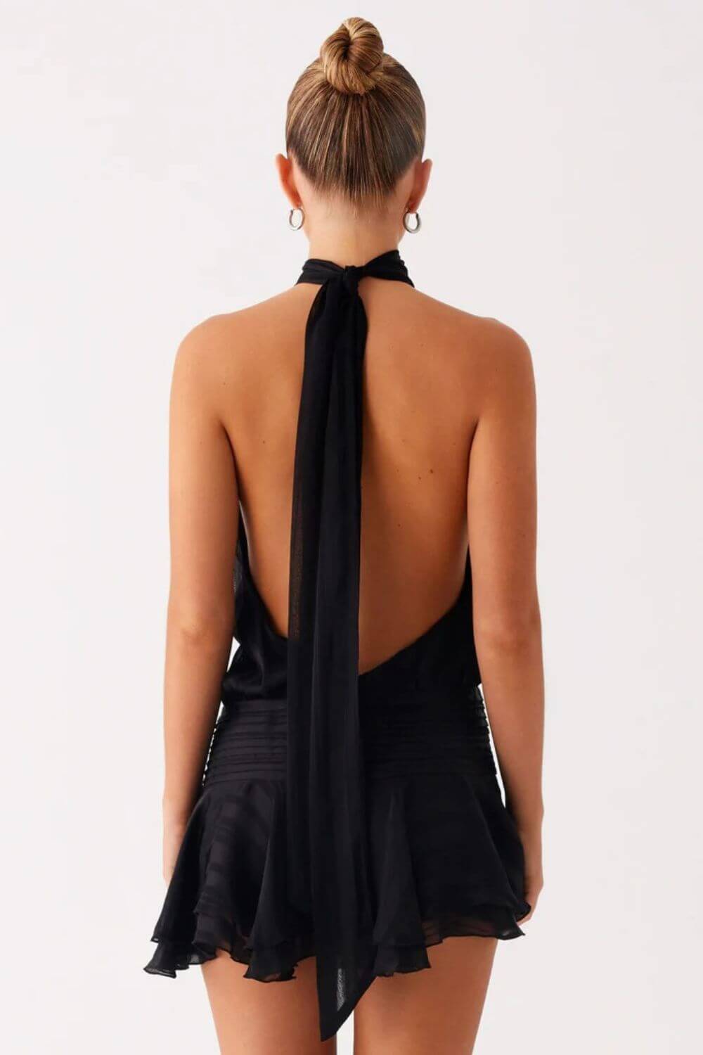 Satin-Kleid mit gerafftem Ausschnitt und kurzen Rüschenärmeln