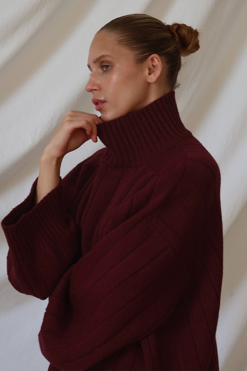 Rollkragenpullover und weite Hose im harmonischen Zweiteiler