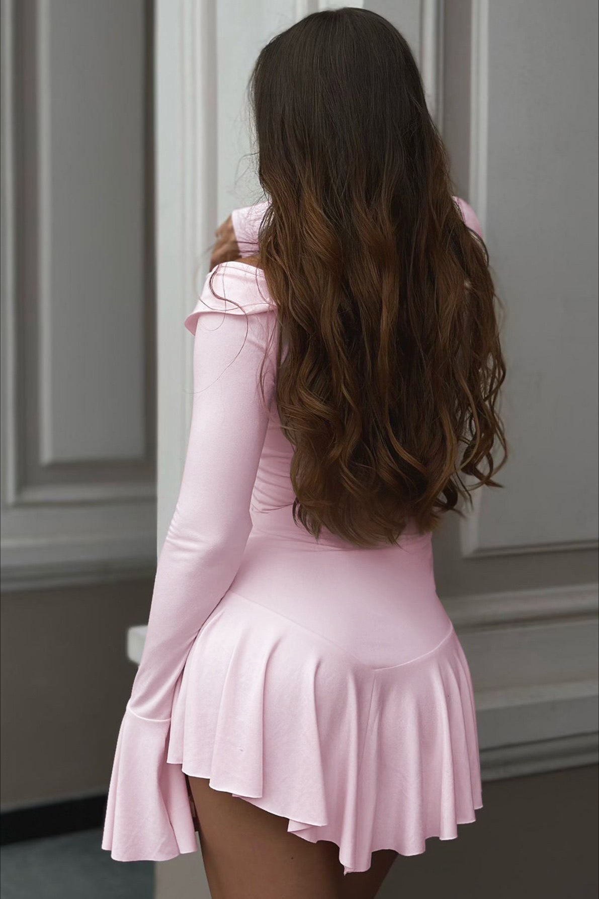 Minikleid für Damen mit figurbetonter Passform in Frontalansicht