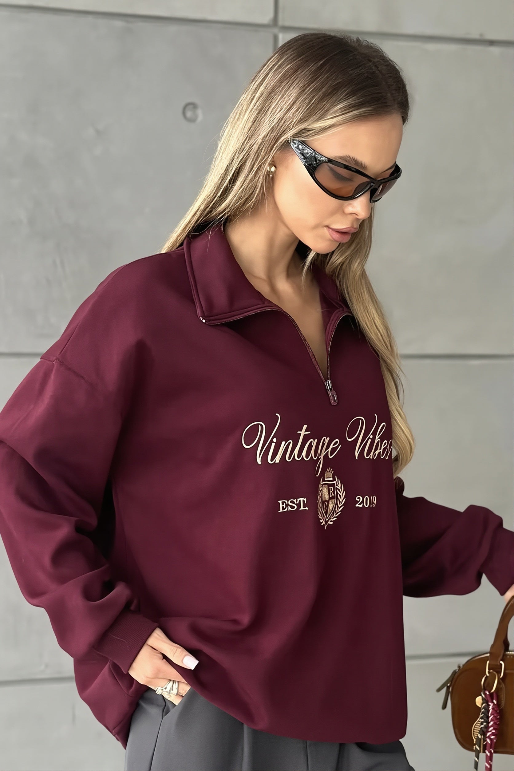 Damen Sweatshirt im Vintage Look lässig getragen in Seitenansicht