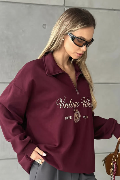 Damen Sweatshirt im Vintage Look lässig getragen in Seitenansicht