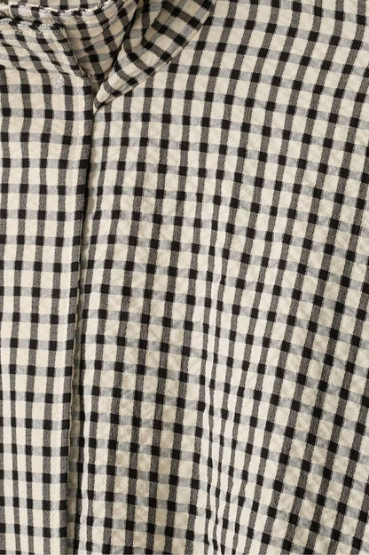 Rückansicht der Cropped-Bomberjacke mit kariertem Muster
