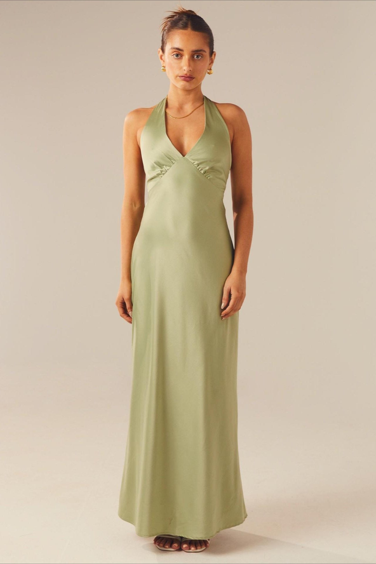 Rückansicht eines eleganten Damen Maxikleids in figurbetonter Form