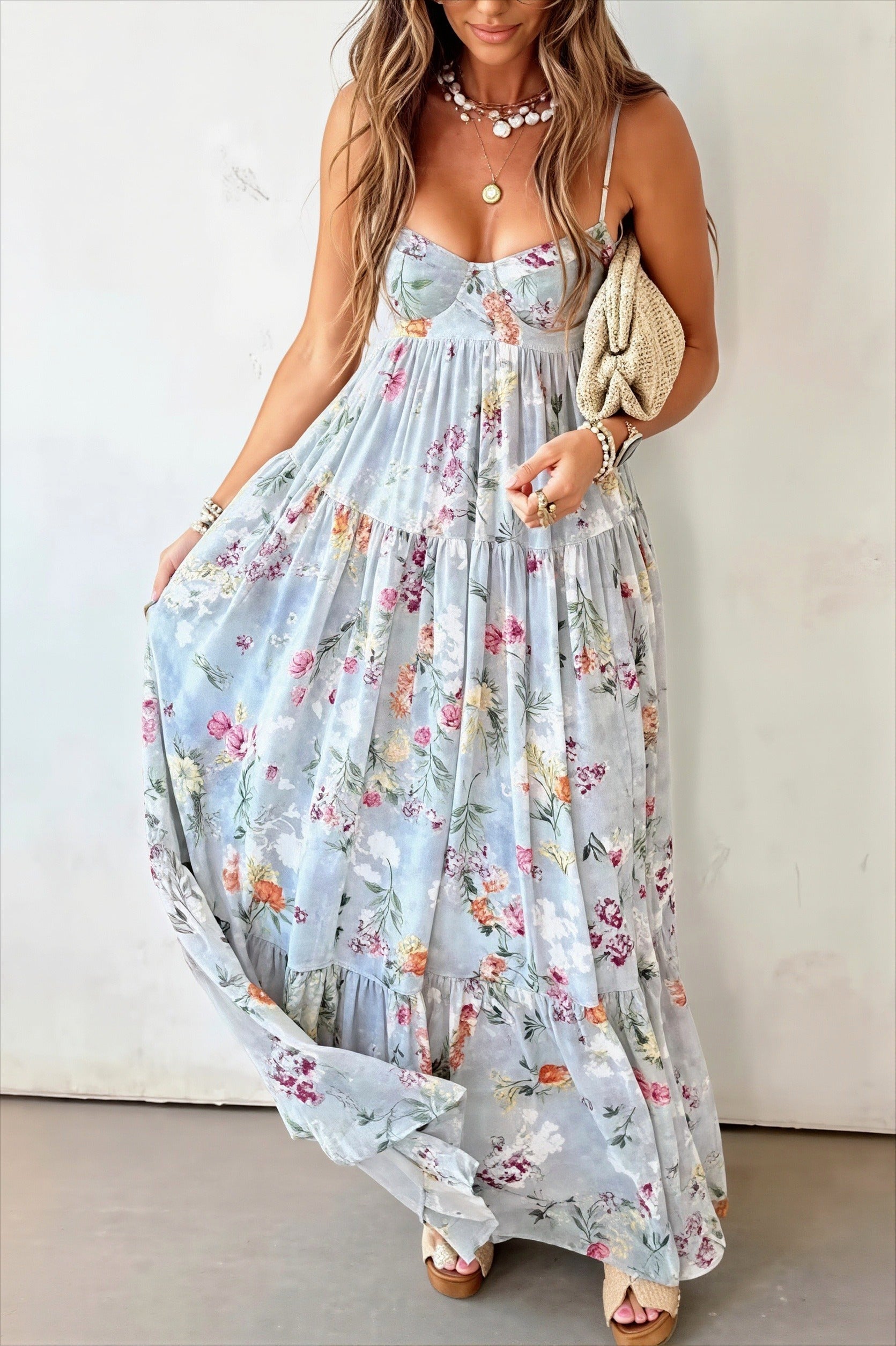 Langes ärmelloses Damenkleid mit floralem Muster und schwingendem Rock