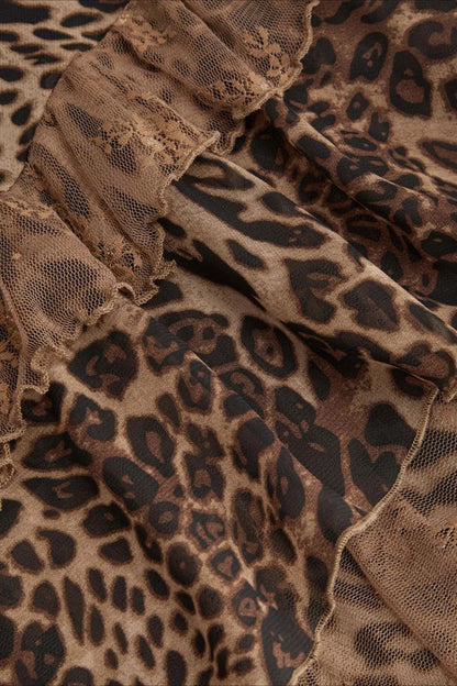 Rückansicht des eleganten Spitzenkleids mit Leopardenprint