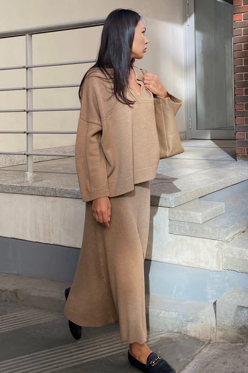 Bequemes zweiteiliges Outfit aus Pullover und Midirock