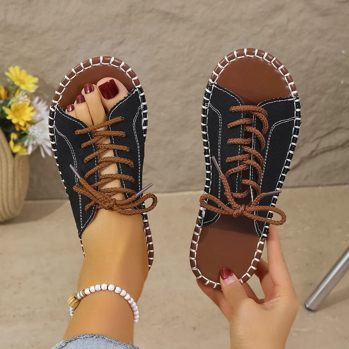 Damen-Riemchensandalen mit filigranen Riemchen und Schnürung von der Seite