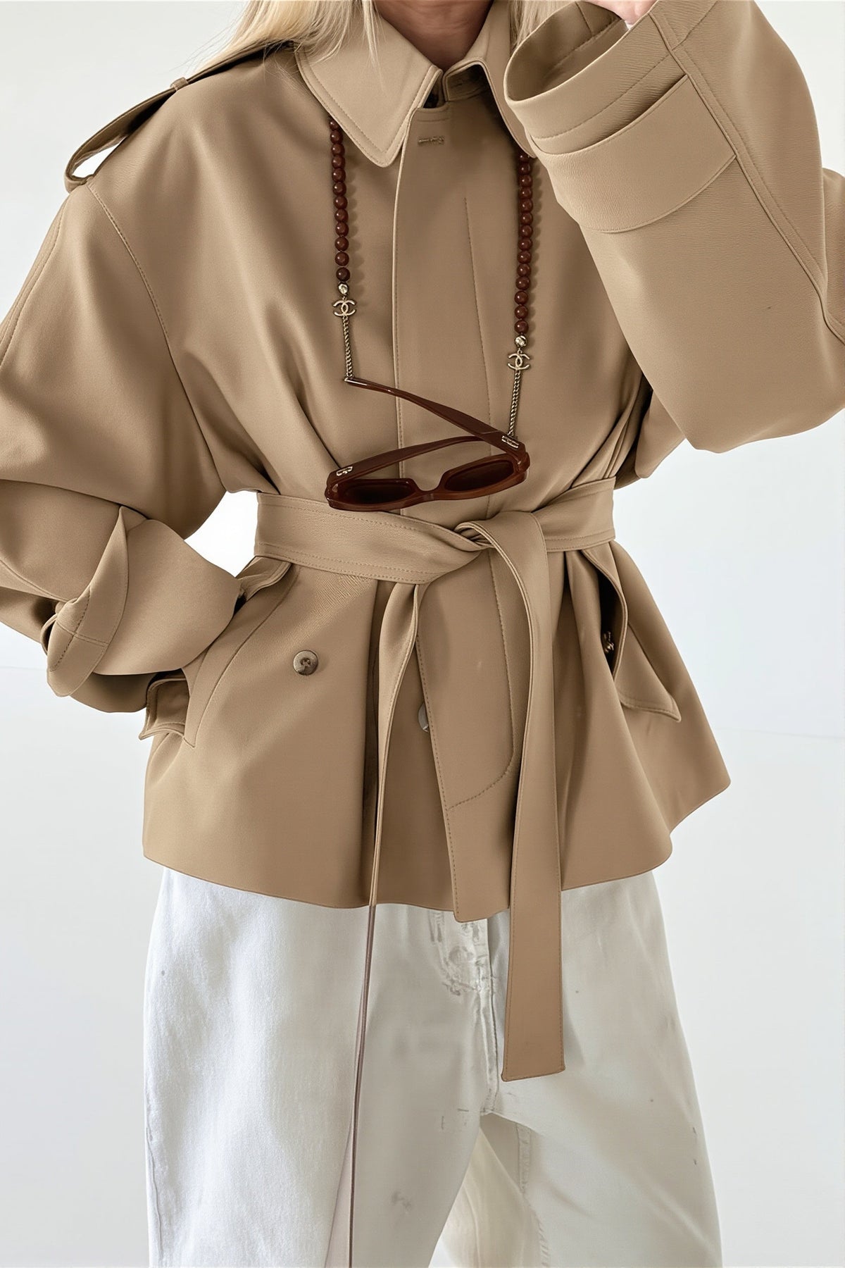 Detailansicht des Spitzkragens am Damen-Trenchcoat