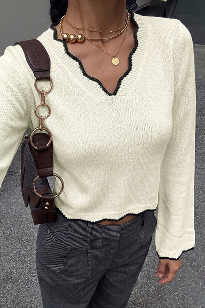 Damen-Cropped-Pullover mit V-Ausschnitt und Muschelkante in der Vorderansicht