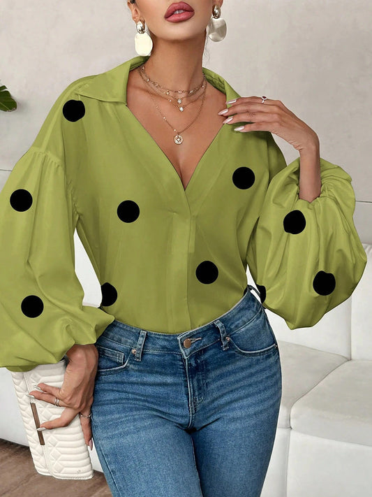 Damenbluse mit Polka-Dot-Muster, Falten und Reverskragen in Vorderansicht
