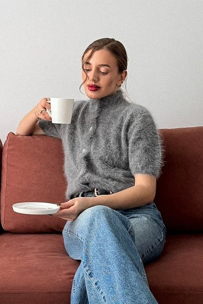 Flauschiger Strickpullover als vielseitiges Kleidungsstück für den Alltag