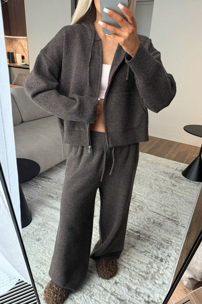 Komplettansicht des Damen-Outfits mit Kapuze und weiter Strickhose