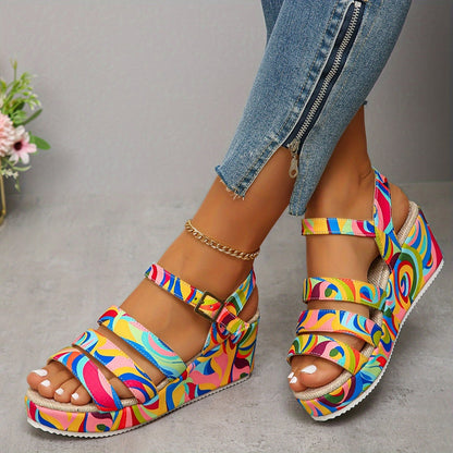 Bunte Damen-Keilsandalen mit Plateau aus seitlicher Perspektive