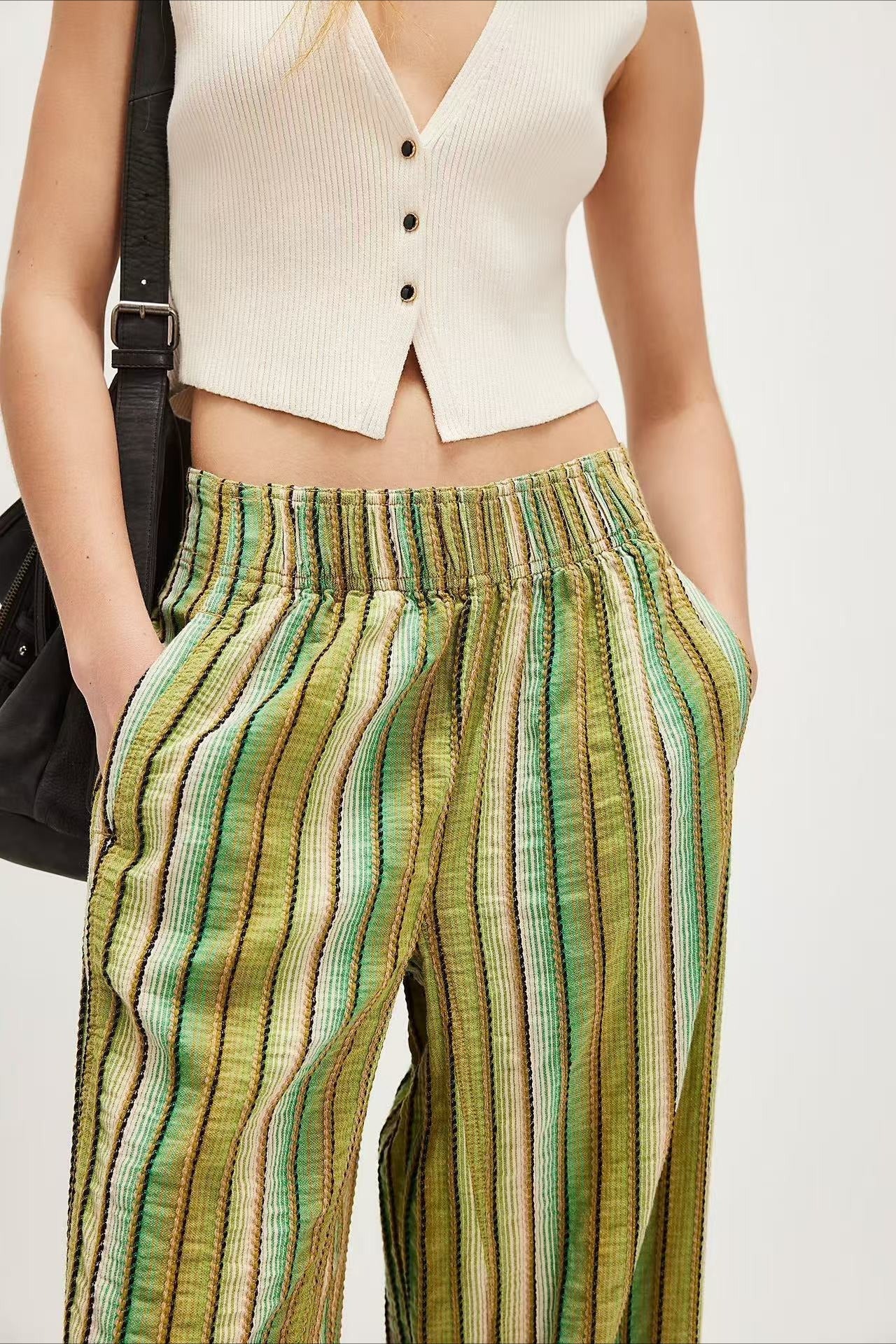 Detailansicht vom hohen Bund der gestreiften weiten Hose