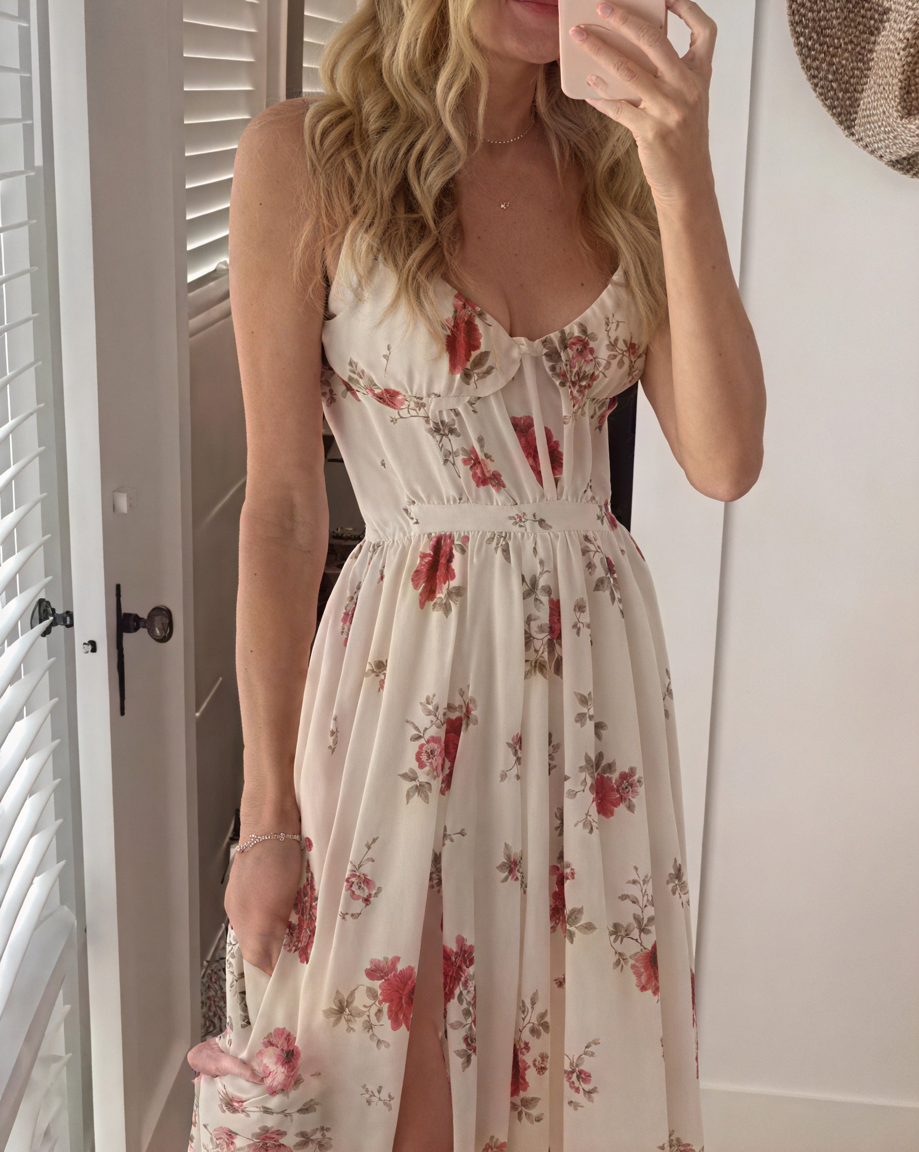 Damenkleid im Maxi-Schnitt mit Blumenmuster und fließender Passform