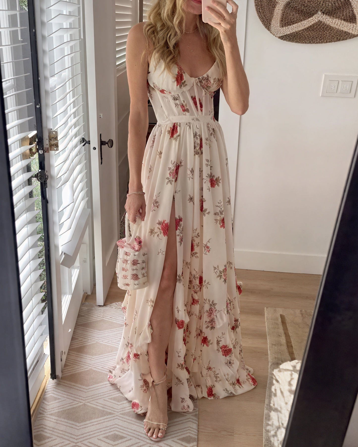 Frontansicht eines langen Damenkleids mit Blumenprint