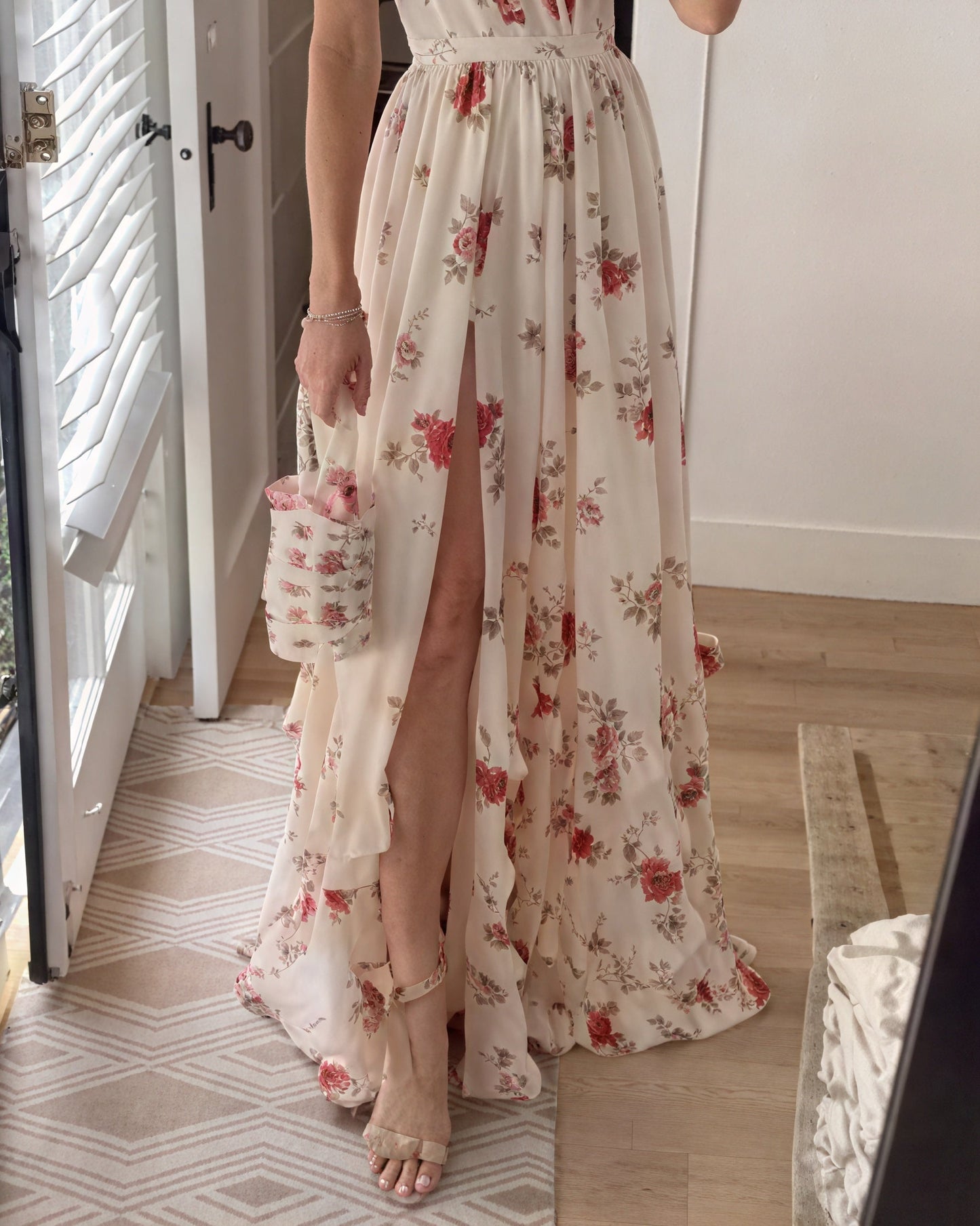 Sommerliches Maxikleid mit Seitenschlitz und floralem Design für Damen