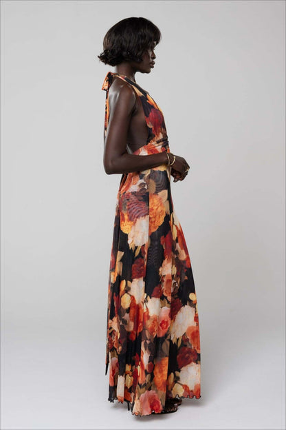 Elegantes Damen Maxikleid mit Print und rückenfreiem Schnitt getragen