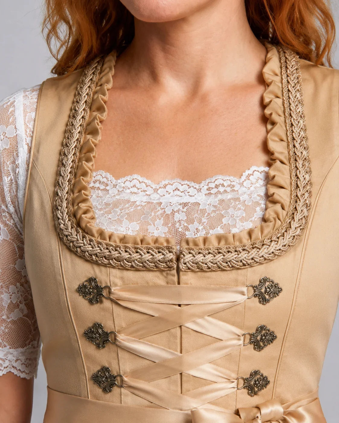 Festliches Damen-Dirndlkleid mit klassischer Silhouette und Spitzenbluse