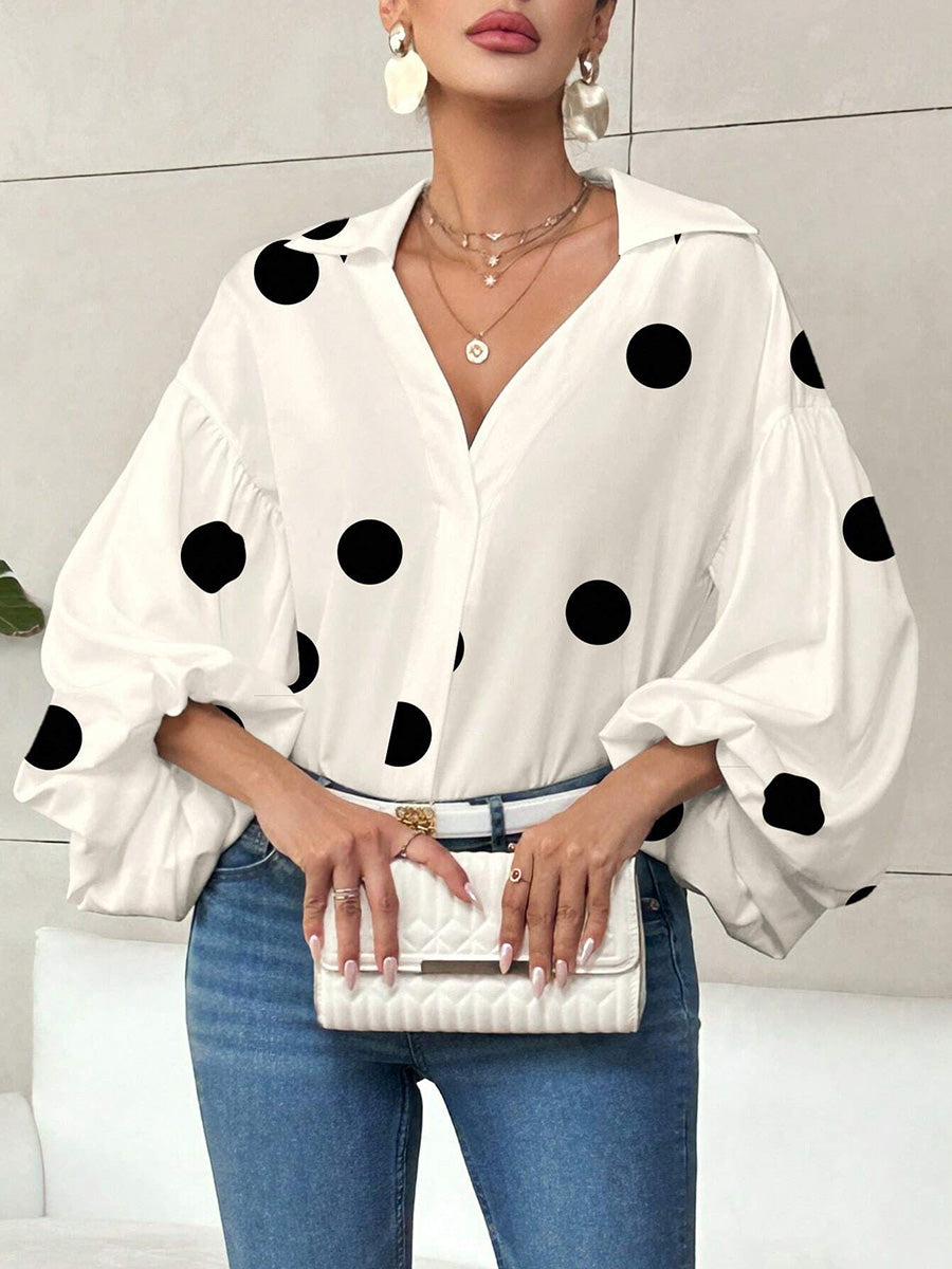 Detailansicht von Reverskragen, Polka Dots und Falten an der Damenbluse
