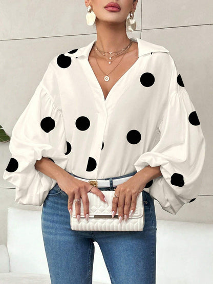 Detailansicht von Reverskragen, Polka Dots und Falten an der Damenbluse