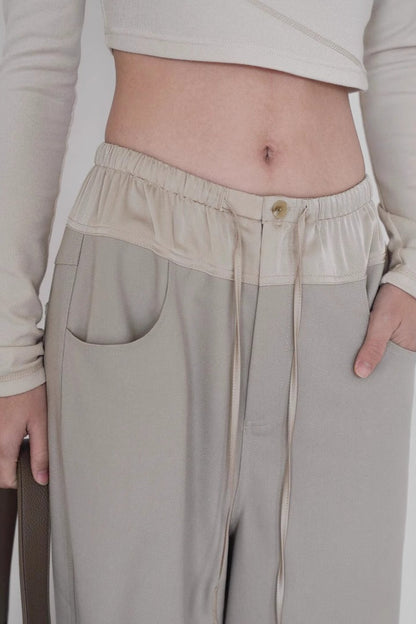 Bequeme Damen-Yogahose mit weitem Schnitt in Seitenansicht